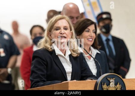 New York, NY - 31 maggio 2022: Il congressuale Carolyn Maloney parla durante l'annuncio del Governatore Kathy Hochul al futuro concorso LIRR Foto Stock