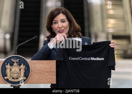 New York, NY - 31 maggio 2022: Il governatore Kathy Hochul ha in mano una t-shirt con il nuovo nome di East Side Access - Grand Central Madison durante l'annuncio al futuro concorso LIRR Foto Stock