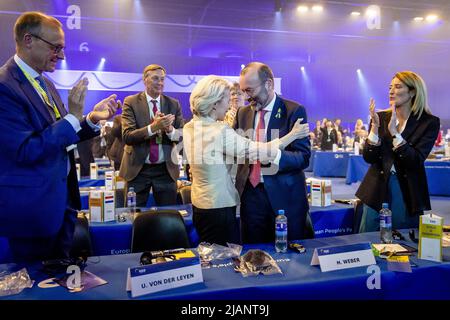 2022-05-31 21:00:38 ROTTERDAM - Klaus Iohannis (Presidente Romania), Ursula von der Leyen (Presidente della Commissione europea), Manfred Weber (eletto Presidente del PPE) e Roberta Metsola (Presidente del Parlamento europeo) (da sinistra a destra) durante la prima giornata del Congresso del PPE ad Ahoy Rotterdam. Il Congresso del PPE è organizzato dal Partito popolare europeo (PPE), la famiglia politica dei democratici cristiani in Europa. ANP SEM VAN DER WAL uscita paesi bassi - uscita belgio Foto Stock