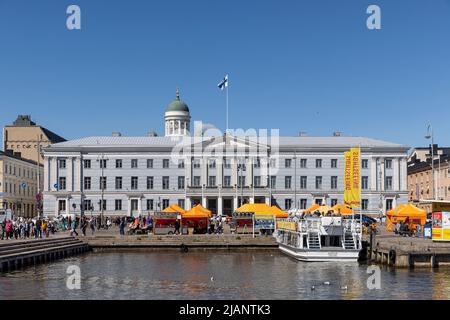 I turisti camminano sulla Piazza del mercato di Helsinki, vicino al Mar Baltico Foto Stock