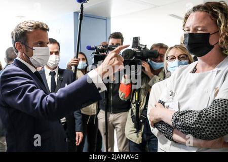 Cherbourg, Francia, il 31 2022 maggio. Il Presidente francese Emmanuel Macron incontra gli operatori sanitari presso il centro ospedaliero di Louis Pasteur Cotentin durante una visita dedicata all'accesso alle cure urgenti e non programmate a Cherbourg, in Francia, il 31 2022 maggio. Foto di Stephane Lemouton/Pool/ABACAPRESS.COM Foto Stock