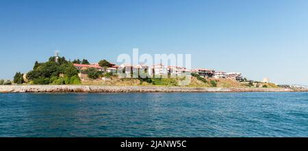 Nessebar, Bulgaria, costa del mare posteriore, foto di paesaggio scattata in una giornata estiva soleggiata Foto Stock