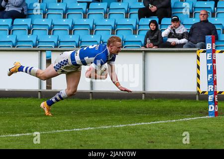 Halifax, Regno Unito. 31st maggio 2022. Lachlan Walmsley segna il suo 2nd della notte per Halifax durante la partita del campionato Betfred tra Halifax Panthers e Dewsbury Rams allo Shay Stadium di Halifax, Regno Unito, il 31 maggio 2022. Foto di Simon Hall. Solo per uso editoriale, licenza richiesta per uso commerciale. Nessun utilizzo nelle scommesse, nei giochi o nelle pubblicazioni di un singolo club/campionato/giocatore. Credit: UK Sports Pics Ltd/Alamy Live News Foto Stock