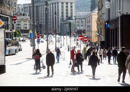 Mosca, Russia. 29th maggio 2022. La gente cammina lungo Teatralny Proezd Street nel centro di Mosca in una giornata di sole, la Russia Foto Stock