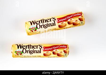 Due caramelle in caramello classico originale Werthers su sfondo bianco isolato. Foto Stock