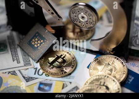 Bitcoin su dollaro ed euro fatture riflettenti su disco rigido. Concetto di conservazione della catena criogenica Foto Stock