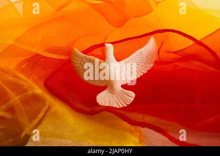 Domenica di Pentecoste. Sfondo di Pentecoste con colomba volante Foto Stock