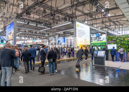 Prima giornata ad Hannover Messe 2022, fiera industriale, dopo 2 anni di Corona break, sala espositiva, stand Microsoft, bassa Sassonia, Germania Foto Stock