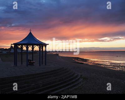 Sheerness, Kent, Regno Unito. 31st maggio 2022. UK Meteo: Tramonto mozzafiato a Sheerness, Kent. Credit: James Bell/Alamy Live News Foto Stock