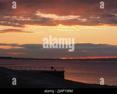 Sheerness, Kent, Regno Unito. 31st maggio 2022. UK Meteo: Tramonto mozzafiato a Sheerness, Kent. Credit: James Bell/Alamy Live News Foto Stock