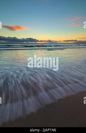 Il Tide si precipita a Freathy Beach Foto Stock
