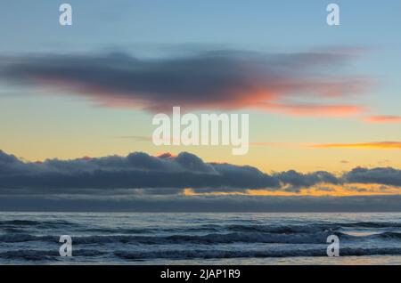 Tramonto sull'oceano a Freathy nella Cornovaglia Sud Est Foto Stock