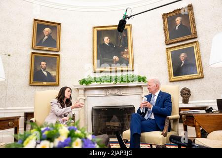 Washington, USA, 31 maggio 2022. Il Presidente Joe Biden incontra Jacinda Ardern, primo Ministro della Nuova Zelanda presso l'Ufficio ovale, martedì 31 maggio 2022. ( Foto di Doug Mills/The New York Times)il Presidente degli Stati Uniti Joe Biden incontra il primo Ministro Jacinda Ardern della Nuova Zelanda nell'Ufficio ovale della Casa Bianca a Washington, DC, martedì 31 maggio 2022. Credito: Doug Mills/Pool via CNP /MediaPunch Foto Stock