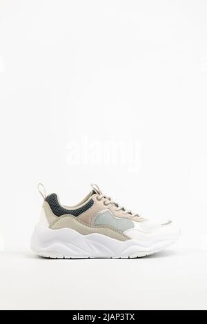 Bianco con colori Athletic Sports Shoes isolato su bianco. Sneaker con suola Max Air. Donna Sport Sneakers Vista laterale. Lady Road Runners. Foto Stock