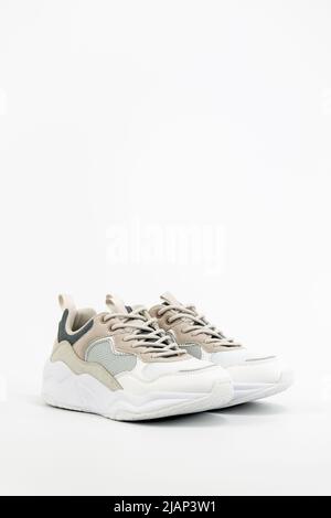 Bianco con colori Athletic Sports Shoes isolato su bianco. Sneaker con suola Max Air. Donna Sport Sneakers Vista laterale. Lady Road Runners. Foto Stock