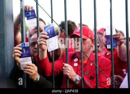 Foto del file datata 28-05-2022 dei tifosi di Liverpool bloccati fuori dal suolo mostrano i loro biglietti durante la finale della UEFA Champions League allo Stade de France, Parigi, in quanto i tifosi di Liverpool hanno presentato più di 5.000 conti di prima mano in 24 ore del caos parigino che circonda la finale di SaturdayÕs Champions League.Data foto: Sabato 28 maggio 2022. Data di emissione: Martedì 31 maggio 2022. Foto Stock