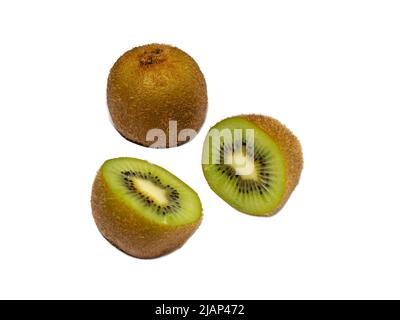 Kiwi senza buccia e due metà su sfondo bianco Foto Stock