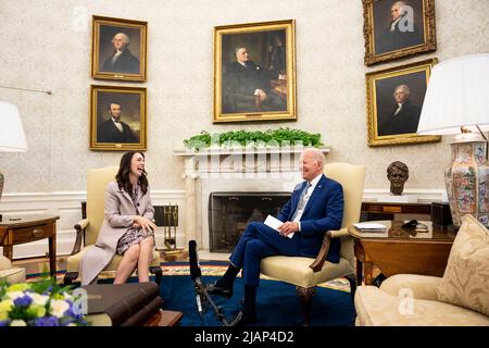 Washington, USA, 31 maggio 2022. Il Presidente Joe Biden incontra Jacinda Ardern, primo Ministro della Nuova Zelanda presso l'Ufficio ovale, martedì 31 maggio 2022. ( Foto di Doug Mills/The New York Times)il Presidente degli Stati Uniti Joe Biden incontra il primo Ministro Jacinda Ardern della Nuova Zelanda nell'Ufficio ovale della Casa Bianca a Washington, DC, martedì 31 maggio 2022. Credito: Doug Mills/Pool via CNP /MediaPunch Foto Stock