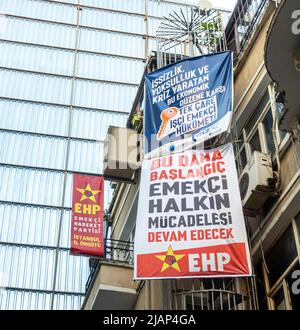 Protesta del Parco Gezi a Istanbul il 31 maggio 2022. EHP Posters appeso su un edificio, Beyoglu, Taksim, Turchia Foto Stock