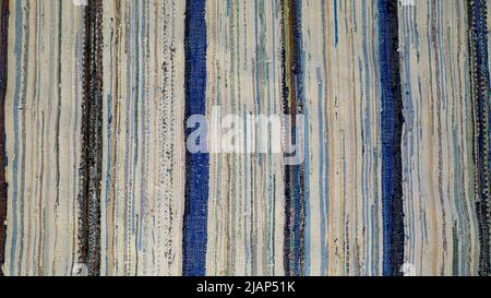 Tappeto tradizionale e vintage fatto a mano dalla Spagna meridionale fatto di resti di colori diversi con un disegno di linee rette Foto Stock