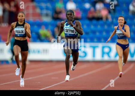 Ostrava, Repubblica Ceca. 31st maggio 2022. Dall'atleta di sinistra Allyson Felix degli Stati Uniti, Aminatou Seyni della Nigeria e il ceco Nikola Bendova gareggiano durante i 200 metri di corsa delle donne durante il Golden Spike, incontro atletico internazionale del Continental Tour - categoria Oro a Ostrava, Repubblica Ceca, 31 maggio 2022. Credit: Vladimir Prycek/CTK Photo/Alamy Live News Foto Stock