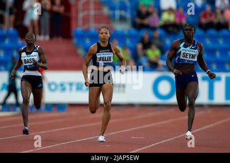 Ostrava, Repubblica Ceca. 31st maggio 2022. Dall'atleta di sinistra Gina basso del Gambia, Allyson Felix degli Stati Uniti, Aminatou Seyni della Nigeria gareggia durante i 200 metri di corsa femminile durante il Golden Spike, incontro atletico internazionale del Continental Tour - categoria Oro a Ostrava, Repubblica Ceca, 31 maggio 2022. Credit: Vladimir Prycek/CTK Photo/Alamy Live News Foto Stock