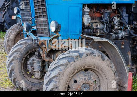 vista dei trattori, delle ruote e dei vani motore diesel in belarussia blu Foto Stock