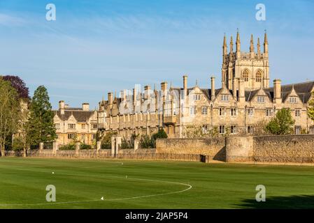 Merton College e Merton Field, Oxford, Regno Unito, con Deadman's Walk a metà distanza Foto Stock