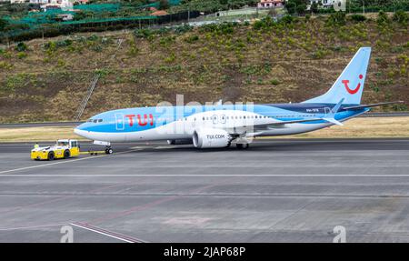 Un aereo TUI che prepara il decollo all'Aeroporto Internazionale di Madeira. Foto Stock