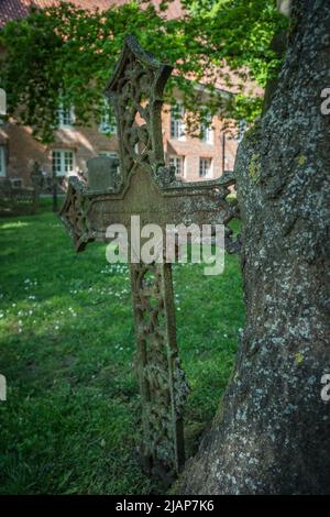 storica croce in ghisa su un cimitero Foto Stock