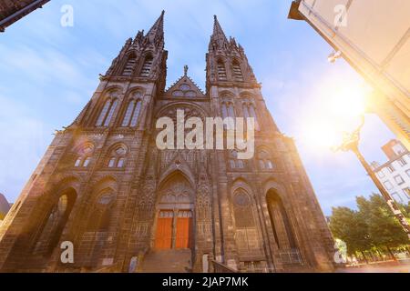 Bella, impressionante cattedrale di Clermont Ferrand in Francia, fatto buio da rocce vulcaniche . Foto Stock