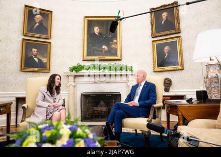 Il Presidente Joe Biden incontra Jacinda Ardern, primo Ministro della Nuova Zelanda presso l'Ufficio ovale, martedì 31 maggio 2022. ( Foto di Doug Mills/The New York Times)il Presidente degli Stati Uniti Joe Biden incontra il primo Ministro Jacinda Ardern della Nuova Zelanda nell'Ufficio ovale della Casa Bianca a Washington, DC, martedì 31 maggio 2022. Credito: Doug Mills/piscina via CNP Foto Stock