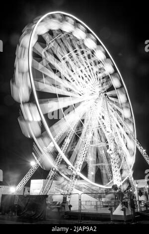 Lunga esposizione di una ruota Ferris in una zona fieristica vicino a Seaburn, Sunderland, Regno Unito Foto Stock
