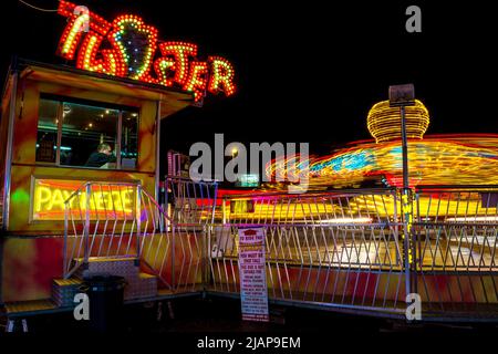 Lunga esposizione di un giro sul fairground 'Twister' a Seaburn Funfair, Sunderland, Regno Unito nell'ottobre 2016 Foto Stock
