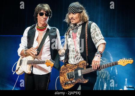 Jeff Beck e Johnny Depp suonano dal vivo presso la Royal Albert Hall il 31 maggio 2022 Foto Stock