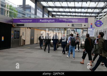 La linea Elizabeth opera inizialmente come tre ferrovie separate: I servizi di Reading, Heathrow e Shenfield si collegeranno alle gallerie centrali dall'autunno di quest'anno. Al termine della fase finale, i clienti potranno viaggiare senza problemi da Abbey Wood a Heathrow e Reading, e da Shenfield a Heathrow. Foto Stock