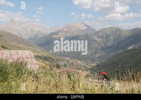 Au col de Vars : un cycliste passe, Alpes de Haute Provence Foto Stock