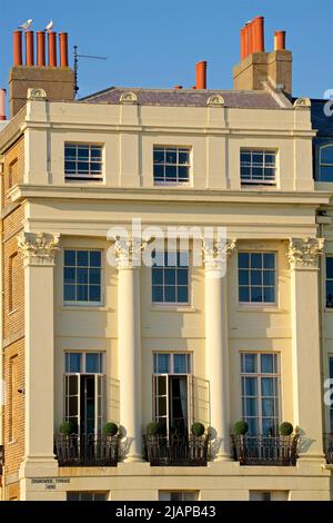 La facciata di una casa cittadina Regency sulla terrazza Brunswick, parte di un complesso di case cittadine Georgiane a Hove sul lungomare di Brighton e Hove. East Sussex, Inghilterra, Regno Unito Foto Stock