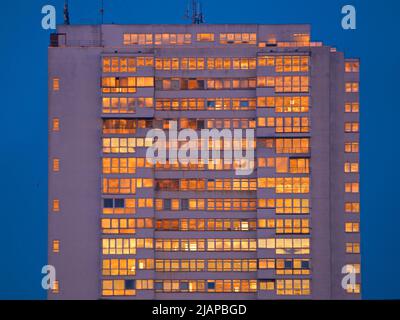 Sussex Heights, un edificio residenziale nel centro di Brighton, parte della città inglese di Brighton e Hove. Costruito tra il 1966 e il 1968, sorge a 334 piedi. Qui fotografato aglow con le finestre che riflettono la luce dorata del sole che tramonta. Foto Stock
