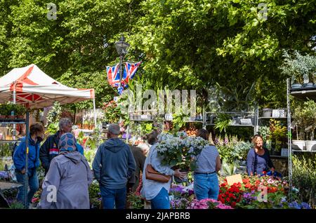 La gente naviga e acquista al Columbia Road Flower Market, nella parte orientale di Londra. Foto Stock