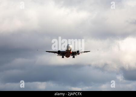 Rossiya Airlines Boeing 777-300ER registrazione EI-GEU. Decollo o atterraggio in aereo all'Aeroporto Internazionale di Sheremetyevo. Trasporti, turismo e viaggi Foto Stock