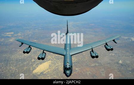 A B-52 Stratofortress assegnato alla 307th Bomb Wing pronto a rifornire si avvicina al boom di rifornimento di un KC-135 Stratotanker dal 931st Air Refiling Group, McConnell Air Force base, Kansas., durante un esercizio di addestramento di rifornimento di aria, maggio 2014. I due equipaggi della Air Force Reserve si sono rindezvoused nel cielo sopra il Texas per esercitarsi nelle tecniche di efeuring dell'aria e per mantenere la competenza. I modelli B-52 e KC-135 sono due dei più vecchi airframe della flotta dell'aviazione militare. Versione ottimizzata di una foto dell'aeronautica statunitense. Credito USAF/V.J.Caputo Foto Stock