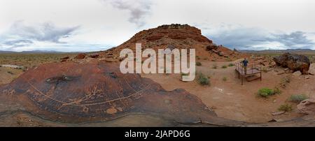 Il Little Black Mountain Petroglyph Site contiene arte rupestre che abbraccia 6.000 anni di abitazione umana con oltre 500 disegni ed elementi rock-art individuali sulle scogliere e massi intorno alla base di un mesa di 500 piedi. I diversi disegni sono associati alle culture del Grande Bacino, Anasazi occidentale e del basso fiume Colorado, solo alcune delle culture che hanno superato questa via. Alcune delle rappresentazioni di tartarughe, lucertole e zampe di orsi possono essere simboli con significati che ora ci sono persi. Una versione ottimizzata/migliorata di una foto del Bureau of Land Management degli Stati Uniti, credito: BLM Foto Stock