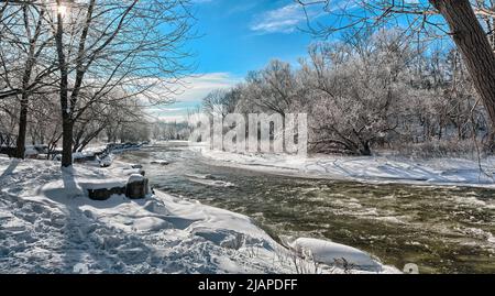 Paesaggio ghiacciato, Credit River, Mississauga, Ontario, Canada. Il Culham Trail del 18km passa per i resti di vecchie casette, frutteti, dighe, ferrovie e siti di mulino, e collega molti spazi verdi nella città di Mississauga. Foto Stock