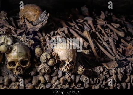 Le catacombe di Parigi sono ossuari sotterranei di Parigi, Francia, che contengono i resti di oltre sei milioni di persone in una piccola parte di una rete di tunnel costruita per consolidare le antiche cave di pietra di Parigi. Parigi, Francia Foto Stock