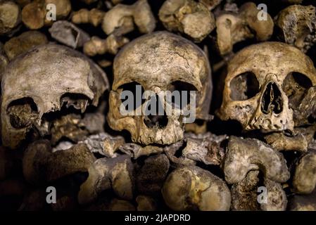 Le catacombe di Parigi sono ossuari sotterranei di Parigi, Francia, che contengono i resti di oltre sei milioni di persone in una piccola parte di una rete di tunnel costruita per consolidare le antiche cave di pietra di Parigi. Parigi, Francia Foto Stock