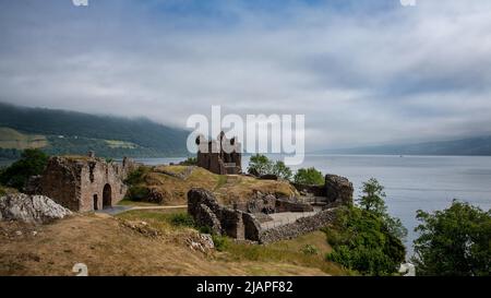 Castello di Urquhart, Loch Ness, Scozia. Le rovine attuali risalgono ai secoli 13th-16th, sebbene costruite sul sito di una fortificazione medievale. Fondata nel 13th secolo, Urquhart giocò un ruolo nelle guerre di indipendenza scozzese nel 14th secolo. Foto Stock