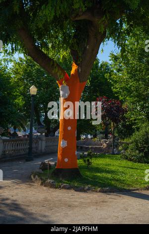 trunk ad albero con copertura colorata in maglia Foto Stock