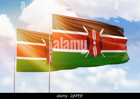 Cielo azzurro soleggiato e bandiere di kenya e kenya Foto Stock