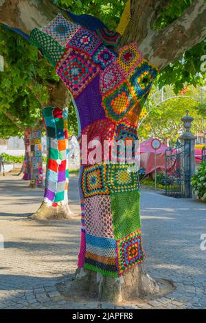 trunk ad albero con copertura colorata in maglia Foto Stock